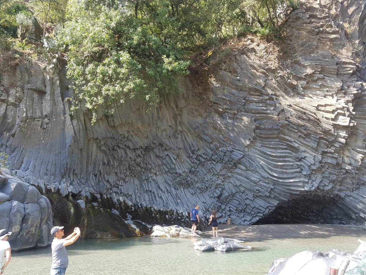 Formazioni prismatiche esagonali di basalto nelle Gole dell'Alcantara