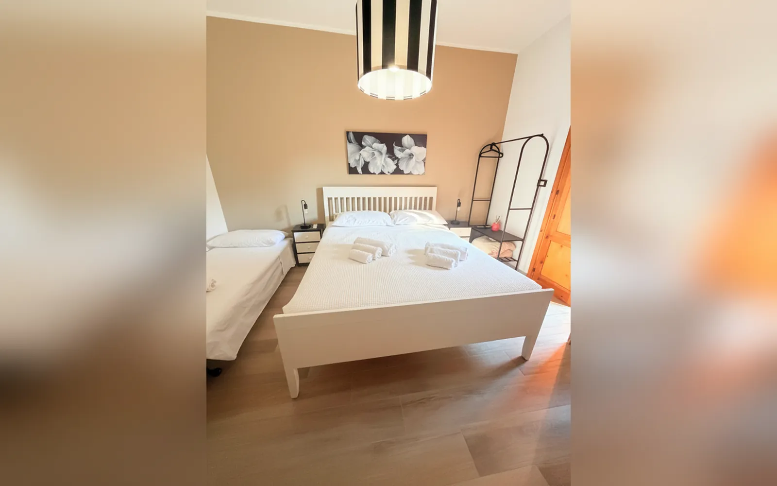 Il letto matrimoniale della Camera Orchidea e, a sinistra, il letto singolo
