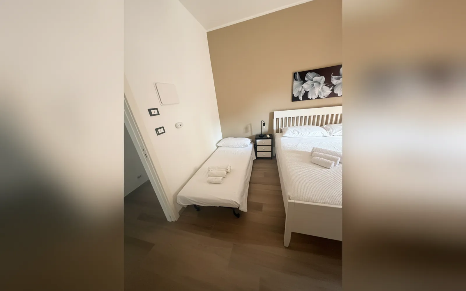 Il letto singolo accanto al letto matrimoniale nella Camera Orchidea