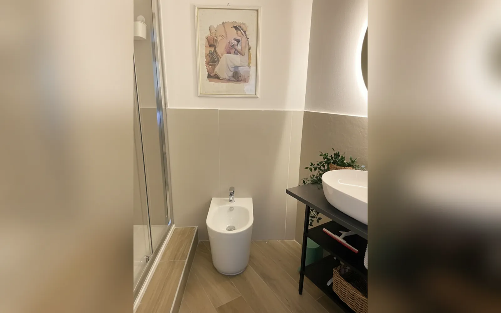 Il bagno privato con la doccia in cristallo e il bidet