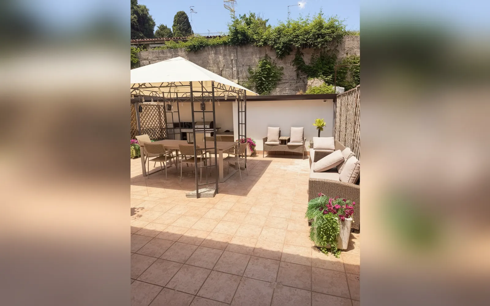 La terrazza comune con il gazebo, il tavolo e i divani (spazio condiviso)