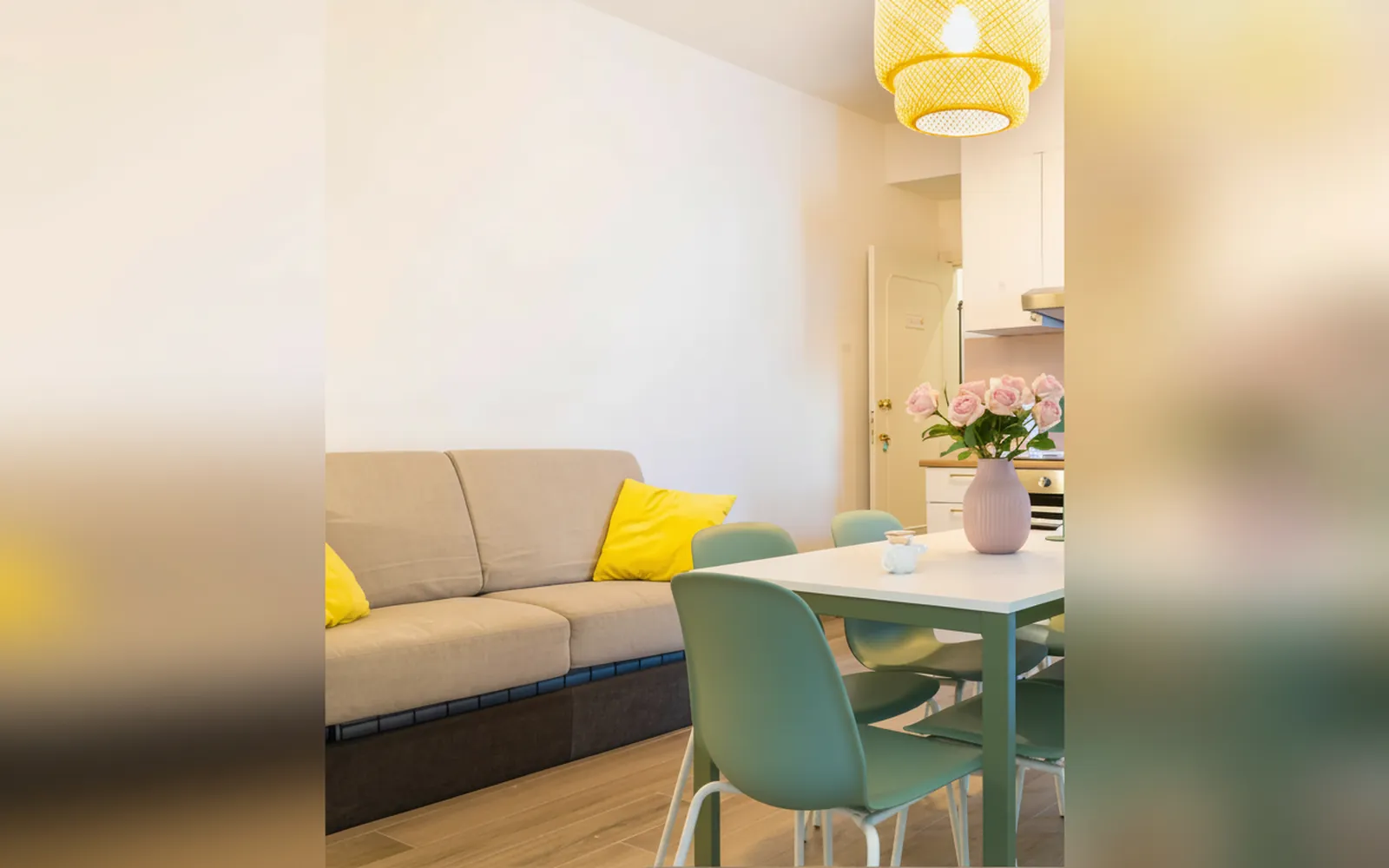 La zona soggiorno della suite con il divano letto e il tavolo da pranzo